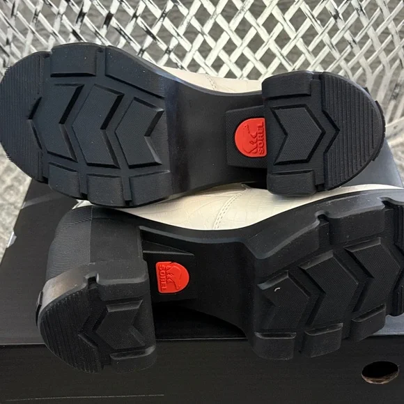 Sorel Women's Textured White Ankle Boots size 8-new - Picture 6 of 6